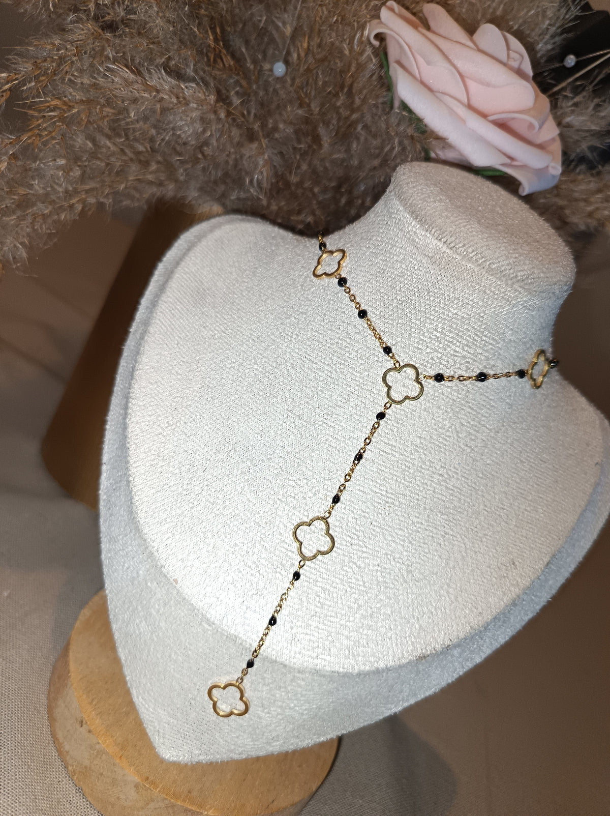 Collier y
