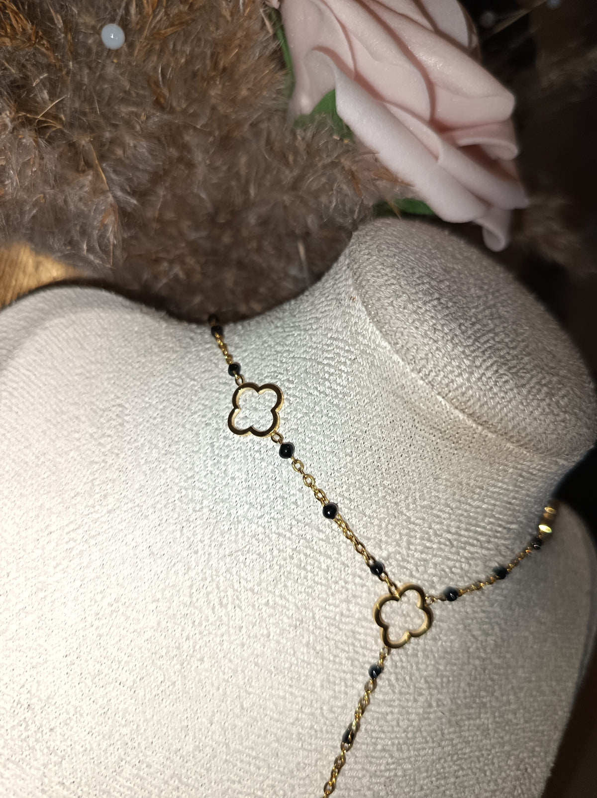 Collier y